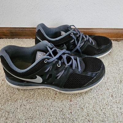 Two pair Women's size 9 Nike shoes