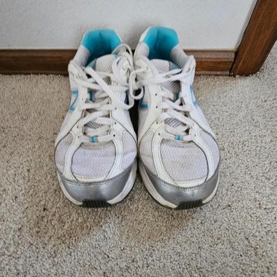 Two pair Women's size 9 Nike shoes