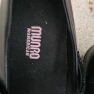 Two pair of Women's shoes Munro & Easy Spirit Size 9 9.5