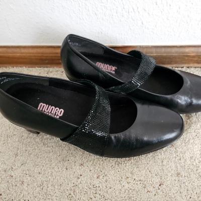 Two pair of Women's shoes Munro & Easy Spirit Size 9 9.5