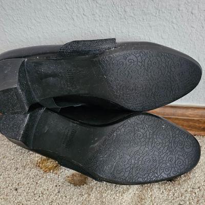 Two pair of Women's shoes Munro & Easy Spirit Size 9 9.5