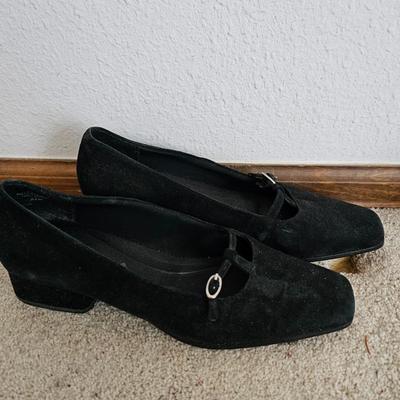 Two pair of Women's shoes Munro & Easy Spirit Size 9 9.5