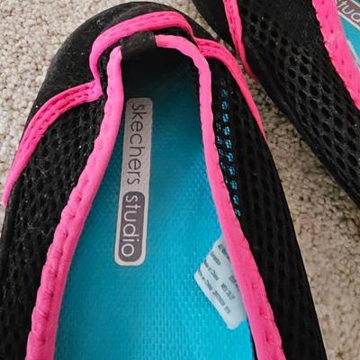 Women's size 9 9.5 Sketcher's studio water shoes and Teva sandals