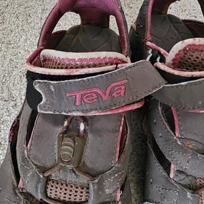 Women's size 9 9.5 Sketcher's studio water shoes and Teva sandals