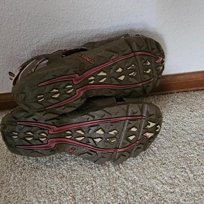 Women's size 9 9.5 Sketcher's studio water shoes and Teva sandals