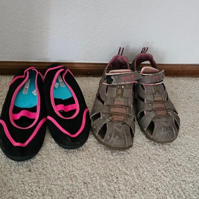 Women's size 9 9.5 Sketcher's studio water shoes and Teva sandals