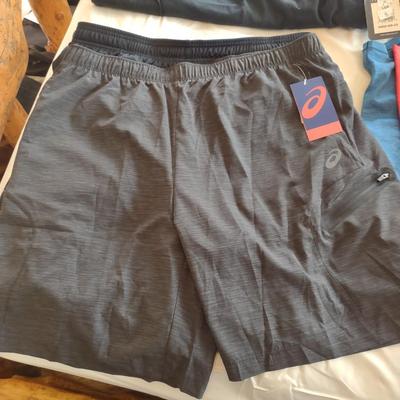 UNDER ARMOUR MEN'S SHORTS AND SHIRTS (XL)