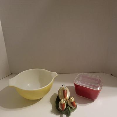 PYREX BOWL, FRIDGE DISH AND SHAKERS