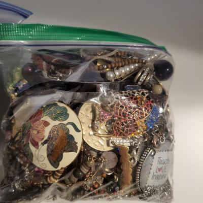 BROKEN OF MISSING PARTS FOR CRAFT OR REPURPOSE