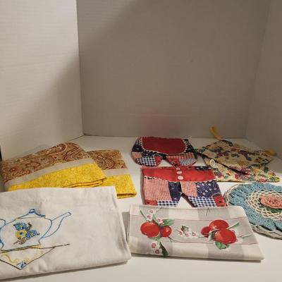 VINTAGE POT HOLDERS, TEA TOWELS AND PILLOW CASES