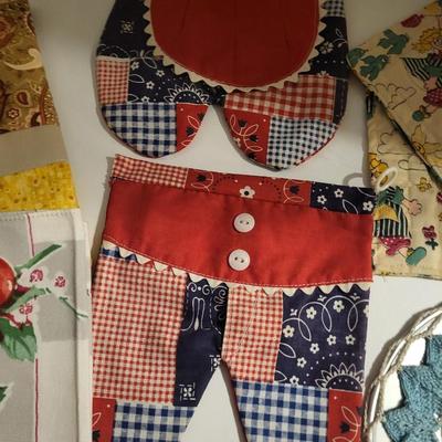 VINTAGE POT HOLDERS, TEA TOWELS AND PILLOW CASES