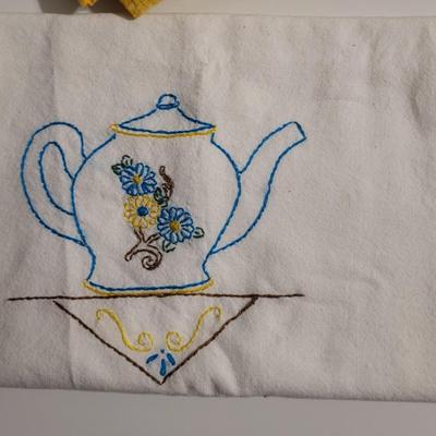 VINTAGE POT HOLDERS, TEA TOWELS AND PILLOW CASES