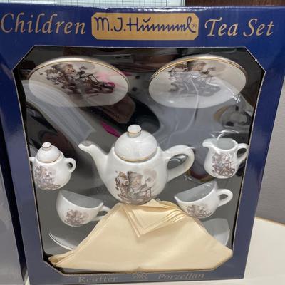 2 Hummel Children’s Tea Set