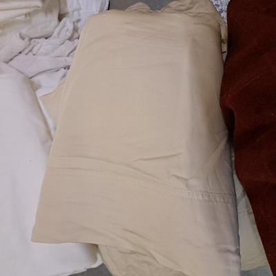 Collection of King Linens, Duvets & Blankets (2058F-SD)