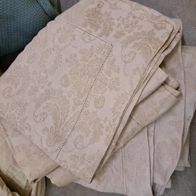 Collection of King Linens, Duvets & Blankets (2058F-SD)