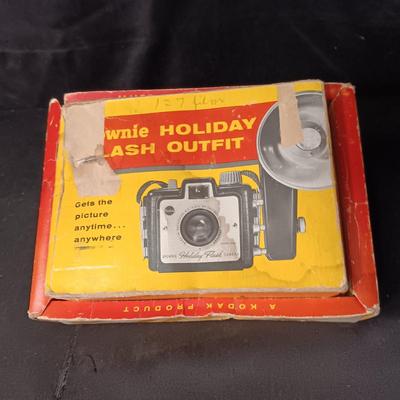 KODAK BROWNIE HOLIDAY FLASH OUTFIT CAMERA