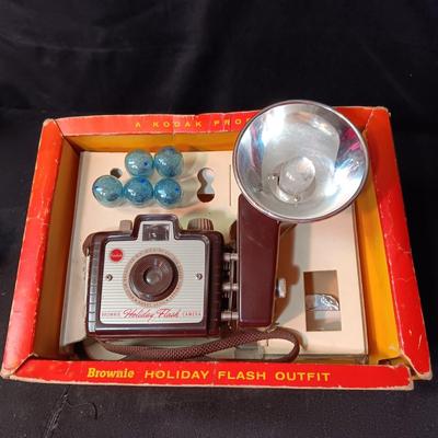 KODAK BROWNIE HOLIDAY FLASH OUTFIT CAMERA