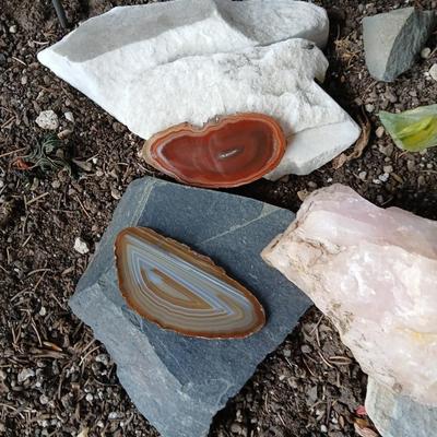 Garden decor and rocks - Alabaster - agate - rose Quartz - and more