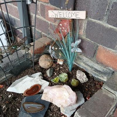 Garden decor and rocks - Alabaster - agate - rose Quartz - and more
