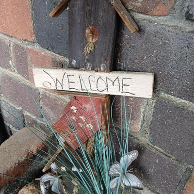Garden decor and rocks - Alabaster - agate - rose Quartz - and more