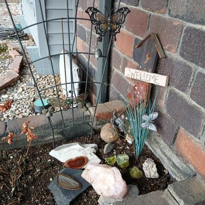 Garden decor and rocks - Alabaster - agate - rose Quartz - and more
