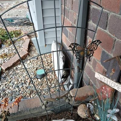 Garden decor and rocks - Alabaster - agate - rose Quartz - and more