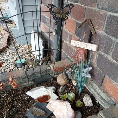 Garden decor and rocks - Alabaster - agate - rose Quartz - and more