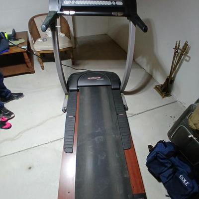 Nice pro-form 860 Quiet treadmill Spacesaver! Working condition