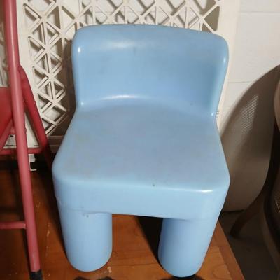 Children's chairs and a child gate