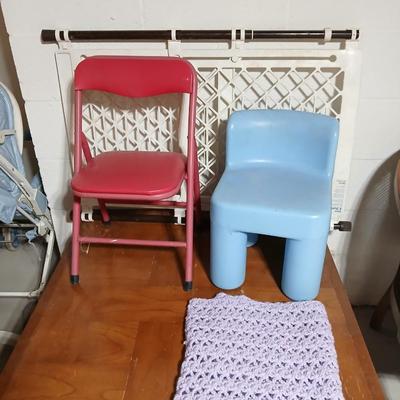 Children's chairs and a child gate