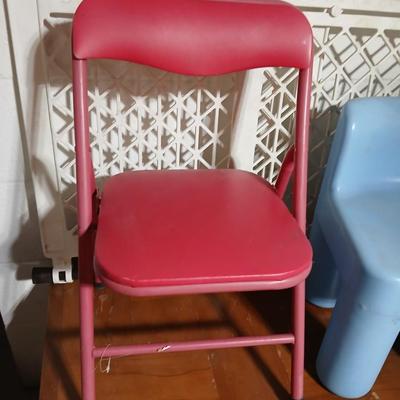 Children's chairs and a child gate