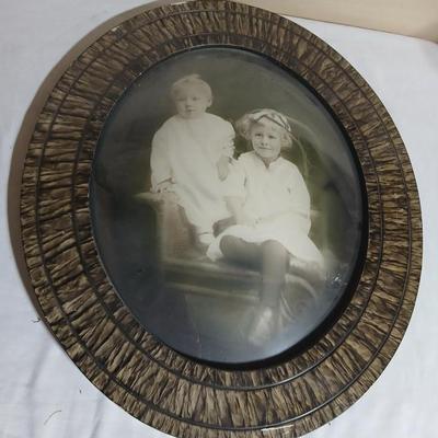Antique Convex round photo frame with portraits - 1909