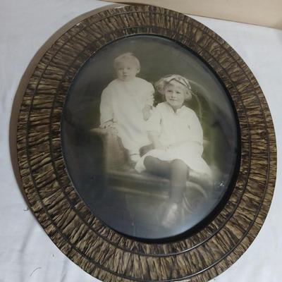 Antique Convex round photo frame with portraits - 1909