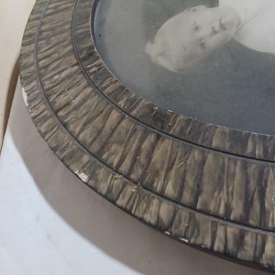 Antique Convex round photo frame with portraits - 1909