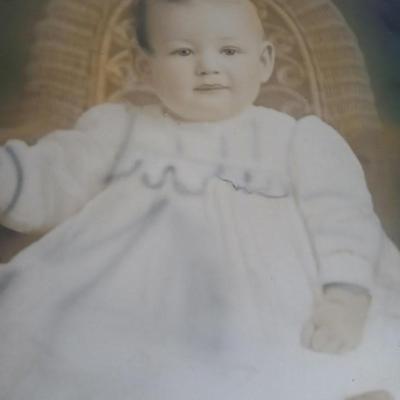 Antique Convex round photo frame with portraits - 1909