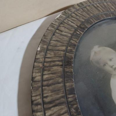 Antique Convex round photo frame with portraits - 1909