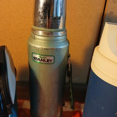 Vintage Stanley thermos A-94 4DH complete with igloo drink cooler - table cloth and insulated lunch bags
