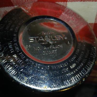 Vintage Stanley thermos A-94 4DH complete with igloo drink cooler - table cloth and insulated lunch bags