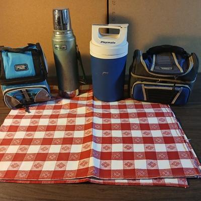 Vintage Stanley thermos A-94 4DH complete with igloo drink cooler - table cloth and insulated lunch bags