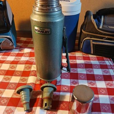 Vintage Stanley thermos A-94 4DH complete with igloo drink cooler - table cloth and insulated lunch bags