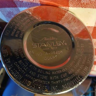 Vintage Stanley thermos A-94 4DH complete with igloo drink cooler - table cloth and insulated lunch bags