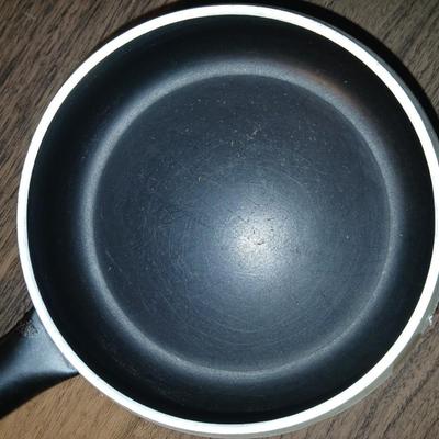 Vintage electric Oster fondu pot with skewers, knives and six nice Homer Laughlin bowls