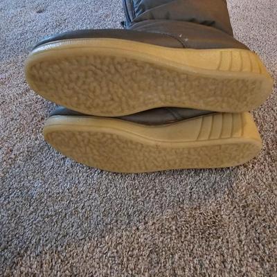 Women's winter boots with gloves & scarves