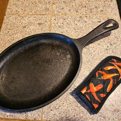 Lodge Oval cast Iron skillet with handle heat pad