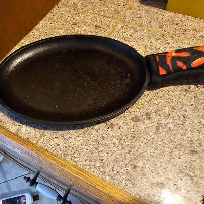 Lodge Oval cast Iron skillet with handle heat pad