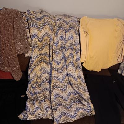 LADIES CLOTHES SIZE MEDIUM