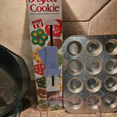 Let's bake some treats! Silicone pie dishes - cupcake pan - perfect cookie - and more