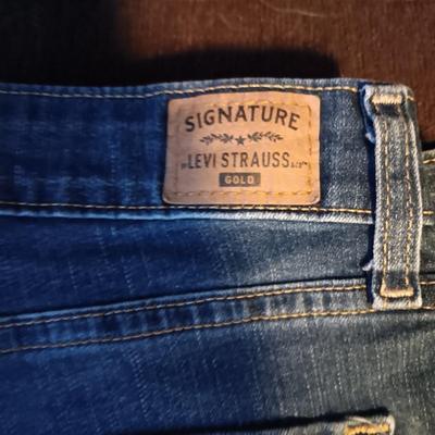LADIES LEVI JEANS WAIST SIZE 30