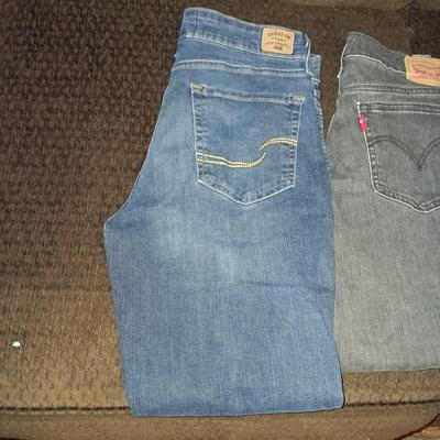 LADIES LEVI JEANS WAIST SIZE 30