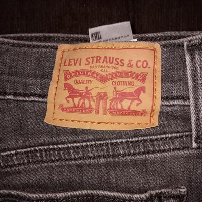 LADIES LEVI JEANS WAIST SIZE 30